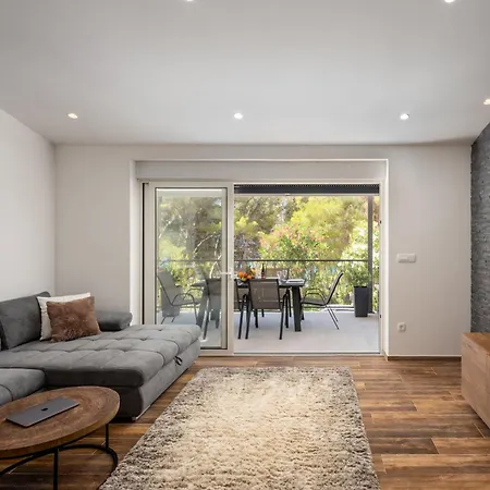 Mala Smisna Poolside Paradise By The Sea Willa